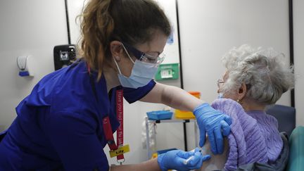 Une Britannique reçoit une dose du vaccin&nbsp;des laboratoires Pfizer/BioNTech, le 8 décembre 2020, au Guy's Hospital de Londres. (FRANK AUGSTEIN / AFP)