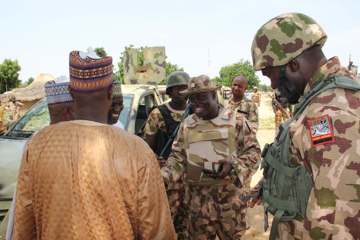 Des militaires de l'armée nigériane effectuent un contrôle le 12 octobre 2019. (- / AFP)