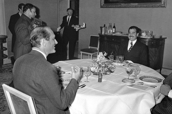 Jacques Chirac et Saddam Hussein dînent en tête-à-tête à l'hôtel Matignon le 3 mars 1975 (AFP)