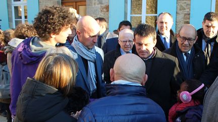 Manuel Valls, candidat de la primaire à gauche, juste avant de recevoir une gifle de l'homme habillé en violet, à gauche sur la photo, à Lamballe (Côtes d'Armor), le 17 janvier 2017.&nbsp;&nbsp;&nbsp; (JACQUES LE BRUNO/LE PENTH/SIPA / SIPA)