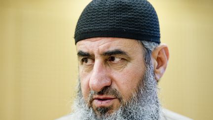 Najmuddin Ahmad Faraj, dit mollah Krekar, un prédicateur fondamentaliste kurde irakien, au tribunal d'Oslo (Norvège), le 14 août 2015. (JON OLAV NESVOLD / NTB SCANPIX / AFP)