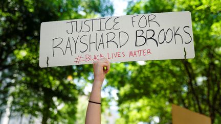 Une pancarte en hommage à Rayshard Brooks lors d'une manifestation à Atlanta, le 13 juin 2020. (ELIJAH NOUVELAGE / REUTERS)