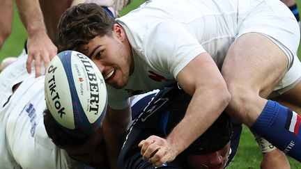 Antoine Dupont à la lutte pour la conquête du ballon lors de France-Ecosse, dimanche 26 février, au Stade de France. (ANNE-CHRISTINE POUJOULAT / AFP)