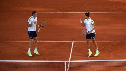 Nicolas Mahut et Pierre-Hugues Herbert lors de la finale du double masculin au tournoi de Roland-Garros, à Paris, le 12 juin 2021. (ANNE-CHRISTINE POUJOULAT / AFP)