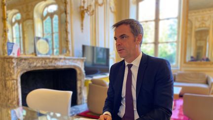 Le porte-parole du gouvernement Olivier Véran à Matignon, à Paris, le 22 septembre 2022. (THIBAUD LE MENEEC / FRANCEINFO)