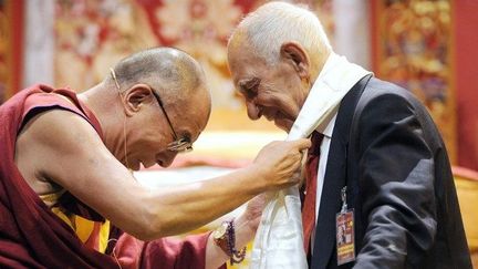 15 août 2011 à Toulouse: Stéphane Hessel avec le Dalaï Lama. (REMY GABALDA / AFP)