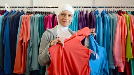 Aheda Zanetti montre deux modèles de "hijood", un habit mêlant hijab et hoody, dans sa boutique de Sydney (Australie), le 20 août 2016. (SUBEL BHANDARI / DPA / AFP)