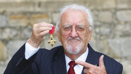 Bernard Cribbins en 2011 avec sa médaille de l'ordre de l'Empire britannique pour ses services rendus à l'art dramatique. (WPA POOL / GETTY IMAGES EUROPE)