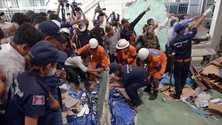 Des secouristes interviennent dans une usine au Cambodge, dont le plafond s'est effondr&eacute; sur des ouvriers, le 16 mai 2013. (TANG CHHIN SOTHY / AFP)