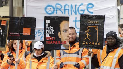 Démonstration des salariés de Scopelec, un sous-traitant d'Orange,&nbsp;le 7 avril 2022 à Paris.&nbsp; (MAXPPP)