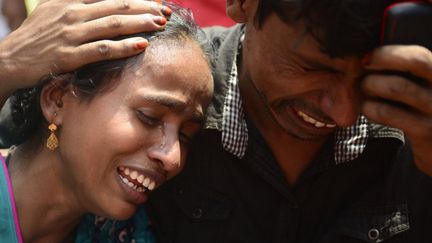 Des proches de victimes du naufrage d'un ferry sur le fleuve Meghna, &agrave; 50 km de la capitale du Bangladesh, Dacca, le 16 mai 2014.&nbsp; (MUNIR UZ ZAMAN / AFP)