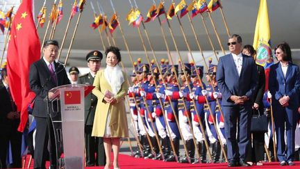 Le président chinois Xi Jinping prononce un discours lors d'une cérémonie de bienvenue organisée par le président équatorien Rafael Correa à l'aéroport de Quito, en Equateur, le 17 novembre 2016. (Ma Zhancheng / XINHUA)