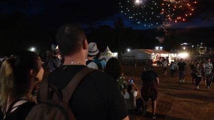 Les&nbsp;festivaliers assistent au feu d'artifice à l'issue de la 32e édition du festival&nbsp;des Eurockeennes de Belfort à Sermamagny, dans l'est de la France, le 3 juillet 2022 (JEAN-CHRISTOPHE VERHAEGEN / AFP)