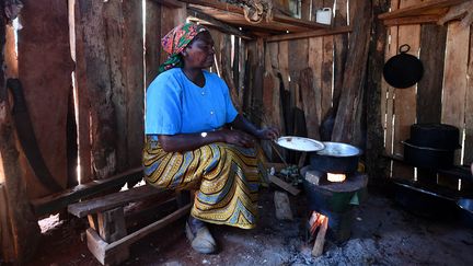 Cuisinière kényane avec un réchaud en terre cuite. Muchagori (région d'Embu), le 15 mars 2019. (FRANCK FIFE / AFP)