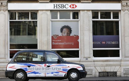 Un taxi stationné devant une agence de la HSBC à Londres le 9 février 2015 (Reuters - Suzanne Plunkett)