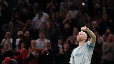 Adrian Mannarino célèbre sa victoire contre Tommy Paul au 1er tour du Masters 1000 de Paris, le 28 octobre 2024. (DIMITAR DILKOFF / AFP)