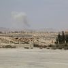 De la fum&eacute;e s'&eacute;l&egrave;ve dans le ciel de Palmyre (Syrie), cible de bombardements de l'Etat islamique,&nbsp;le 19 mai 2015, selon des activistes. (OMAR SANADIKI / REUTERS)