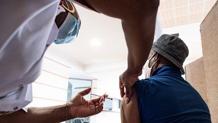 Un patient reçoit une dose du vaccin Pfize/BioNTech, le 30 août 2021, en Martinique. (ALAIN JOCARD / AFP)