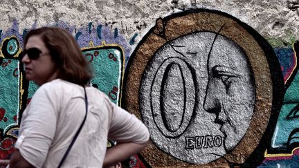 "Z&eacute;ro euro". En plein coeur d'Ath&egrave;nes, ce street-artist repr&eacute;sente &agrave; sa fa&ccedil;on la crise grecque. La photo date du 27 juin 2015.&nbsp; (ARIS MESSINIS / AFP)