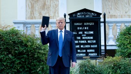 Donald Trump pose devant l'église St-John, en face de la Maison Blanche à Washington (Etats-Unis), le 1er juin 2020. (BRENDAN SMIALOWSKI / AFP)