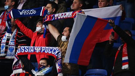 Les supporters russes lors de la rencontre Russie-Hongrie, le 14 octobre 2020 à Moscou. (GRIGORY SYSOEV / SPUTNIK via AFP)