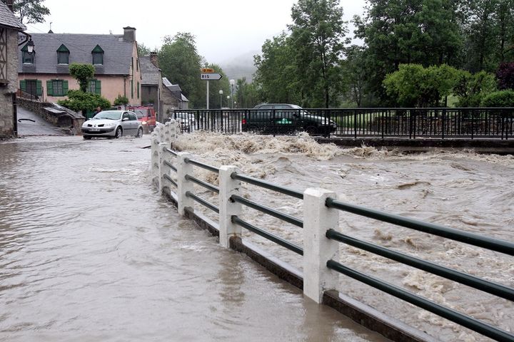 La rivi&egrave;re Neste d&eacute;borde &agrave; Loudenvielle (Hautes-Pyr&eacute;n&eacute;es), dans la vall&eacute;e pyr&eacute;n&eacute;enne du Louron, le 18 juin 2013. (LAURENT DARD / AFP)