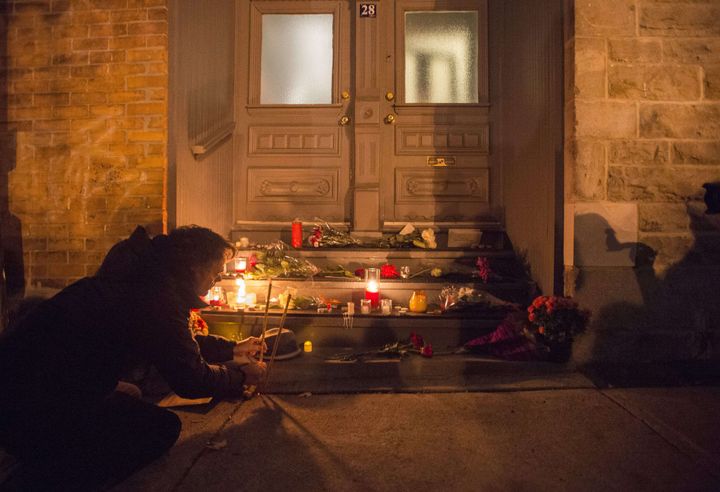 Hommages devant la maison de Leonard Cohen à Montréal, novembre 2016
 (Paul Chiasson/AP/SIPA)