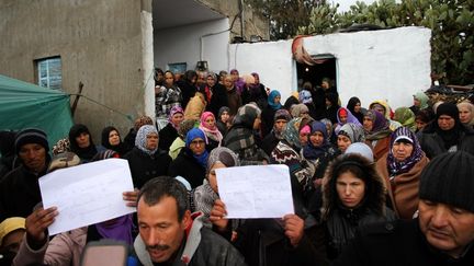 Au domicile de Adel Khazri au moment de &nbsp;ses fun&eacute;railles, le 14 mars 2013. Le jeune homme s'est immol&eacute; par le feu &agrave; Tunis pour protester contre la politique sociale du &nbsp;gouvernement. (KHALIL / AFP)