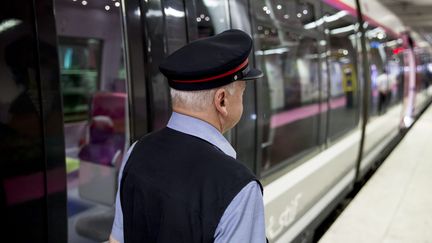 Les 150 000 agents de la SNCF, mais aussi certains membres de leur famille, bénéficient de billets gratuits ou à tarif préférentiel (photo d'illustration). (VINCENT ISORE/IP3/MAXPPP)