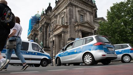 Des véhicules de police à proximité de la cathédrale de Berlin (Allemagne), le 3 juin 2018. (PAUL ZINKEN / DPA / AFP)