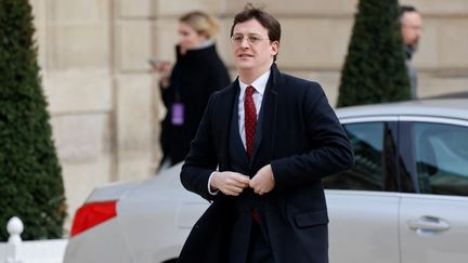 Le député Sacha Houlié à à l'Elysée à Paris, le 3 avril 2023. (LUDOVIC MARIN / AFP)