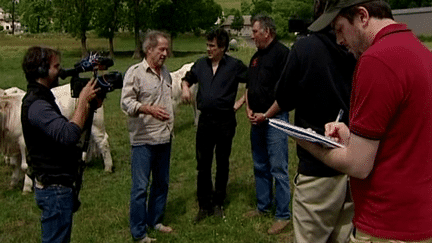 Gérard Klein en tournage en Haute-Loire en compagnie du médecin-urgentiste Patrick Peloux (3e en partant de la gauche)
 (France 3 Culturebox)