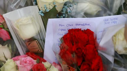 Des fleurs et des mots déposés devant le collège des Sablons, à Viry-Châtillon (Essonne), en mémoire du jeune Shamseddine, le 7 avril 2024. (EMMANUEL DUNAND / AFP)