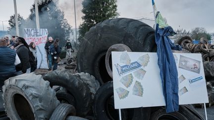 L'entrée du site Michelin est bloquée par des pneus, à Cholet (Maine-et-Loire), le 8 novembre 2024. (ADRIEN AUZANNEAU / HANS LUCAS / AFP)