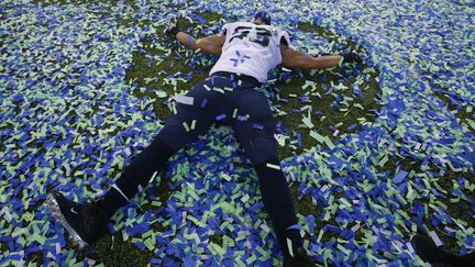 Malcolm Smith, des Seahawks de Seattle, c&eacute;l&egrave;bre la victoire au Super Bowl, le 2 f&eacute;vrier 2014, &agrave; East Rutherford, New Jersey (Etats-Unis).&nbsp; (SHANNON STAPLETON / REUTERS)