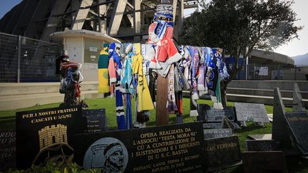 La stèle en hommage aux victimes du drame de Furiani du 5 mai 1992, devant le stade Armand-Cesari, en février 2021. (XAVIER GRIMALDI
BASTIA / MAXPPP)