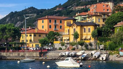 Le maire du village italien Portofino a signé une ordonnance pour interdire aux touristes de s'arrêter de marcher, pour réguler les flux touristiques. (BRIGITTE HAGEMANN / AFP)