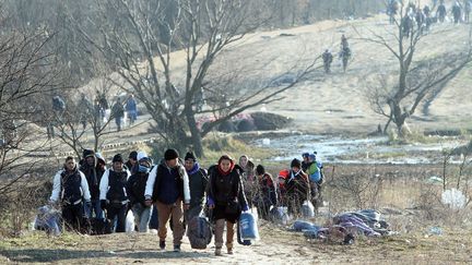  (Migrants syriens, irakiens et afghans à la frontière entre la Macédoine et la Serbie, le 29 décembre 2015 © Djordje Savic / MAXPPP)