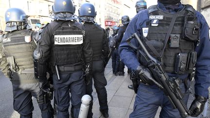 Les forces de l'ordre encadrent la manifestation des "gilets jaunes" à Bordeaux (Gironde), le 2 mars 2019. (MEHDI FEDOUACH / AFP)