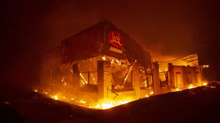 Un restaurant de Paradise en proie aux flammes qui ravagent cette&nbsp;ville de 26&nbsp;000 habitants au nord de Sacramento. Elle a été partiellement détruite&nbsp;par l'incendie baptisé "Camp Fire". (JOSH EDELSON / AFP)