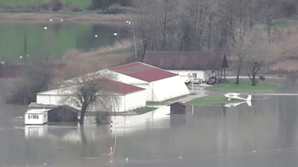 Les intempéries de la nuit du 13 au 14 décembre ont provoqué des inondations importantes dans l'est du pays : dans certains villages, de nombreux habitants sont sinistrés. (franceinfo)