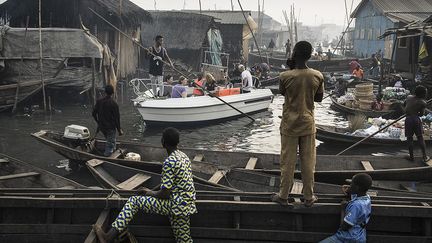 Lagos est en pleine expansion et les endroits constructibles de plus en plus prisés. Mais les immeubles sont rares le long du front de mer de la lagune et les quartiers sur pilotis tels que Makoko, qui compte environ 150.000 personnes, sont considérés comme informels et détruits pour laisser place à des logements de standing. Pour pouvoir expulser les habitants, le gouvernement réfute le fait que ces endroits sont habités depuis des générations et les accusent d’être des refuges pour criminels. La justice a déclaré ses expulsions inconstitutionnelles et que les résidents doivent être indemnisés et relogés. Mais à ce jour, le problème reste entier.
 (Jesco Denzel, laif)