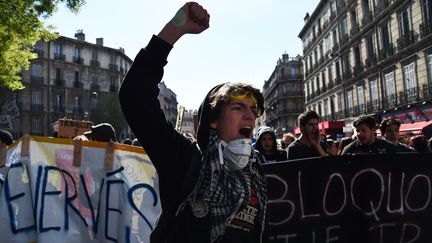 Un jeune manifestant lève le poing en tête d'un cortège contre la loi Travail le 9 avril 2016 à Marseille. (ANNE-CHRISTINE POUJOULAT / AFP)