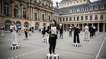 Rassemblement de guides-conférenciers sur les colonnes de Buren devant le ministère de la Culture le 16 juillet 2020.&nbsp; (SAMUEL BOIVIN / NURPHOTO)