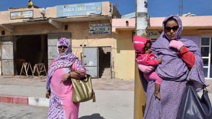 Des Mauritaniennes dans les rues de Nouadhibou, le 25 avril 2017. Dans ce pays d'Afrique de l'ouest où s'applique la charia, les femmes n'ont jamais joué de rôle prépondérant dans le domaine de la justice. (Johannes Glöckner/Picture-Alliance/DPA)