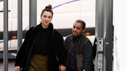 L'imam Hassan Iquioussen (à droite) arrive avec son avocate Lucie Simon pour une audience à la cour d'appel de Mons, le 10 novembre 2022. (KENZO TRIBOUILLARD / AFP)