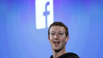 Marck Zuckerberg, PDG de Facebook, pr&eacute;sente le nouveau t&eacute;l&eacute;phone Facebook &agrave; Menlo Park (Etats-Unis), le 4 avril 2013. (ROBERT GALBRAITH / REUTERS)