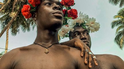 "Je veux sublimer la beauté africaine à travers les corps et la couleur mais je fais aussi référence à la tradition. Plus tu connais d’où tu viens, plus tu connais le passé, mieux tu pourras avancer. Mes photographies utilisent les cauris, symboles de richesse et de spiritualité, pour habiller mes modèles, d’autres sont plus énigmatiques", déclare l’artiste.&nbsp; &nbsp; &nbsp; &nbsp; &nbsp; &nbsp; (O’KIINS HOWARA)