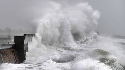 Une vague frappe la jetée à&nbsp;Plobannalec-Lesconil (Finistère), lors de la tempête Ciara le 9 février 2020. (FRED TANNEAU / AFP)