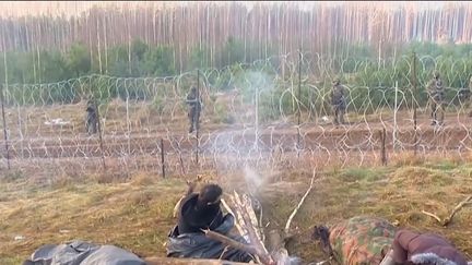 L'Union européenne accuse la Biélorussie d'instrumentaliser les migrants. Des milliers de personnes sont massés à la frontière polonaise face à des forces de l'ordre déterminées à les stopper.
 (CAPTURE ECRAN / FRANCEINFO)